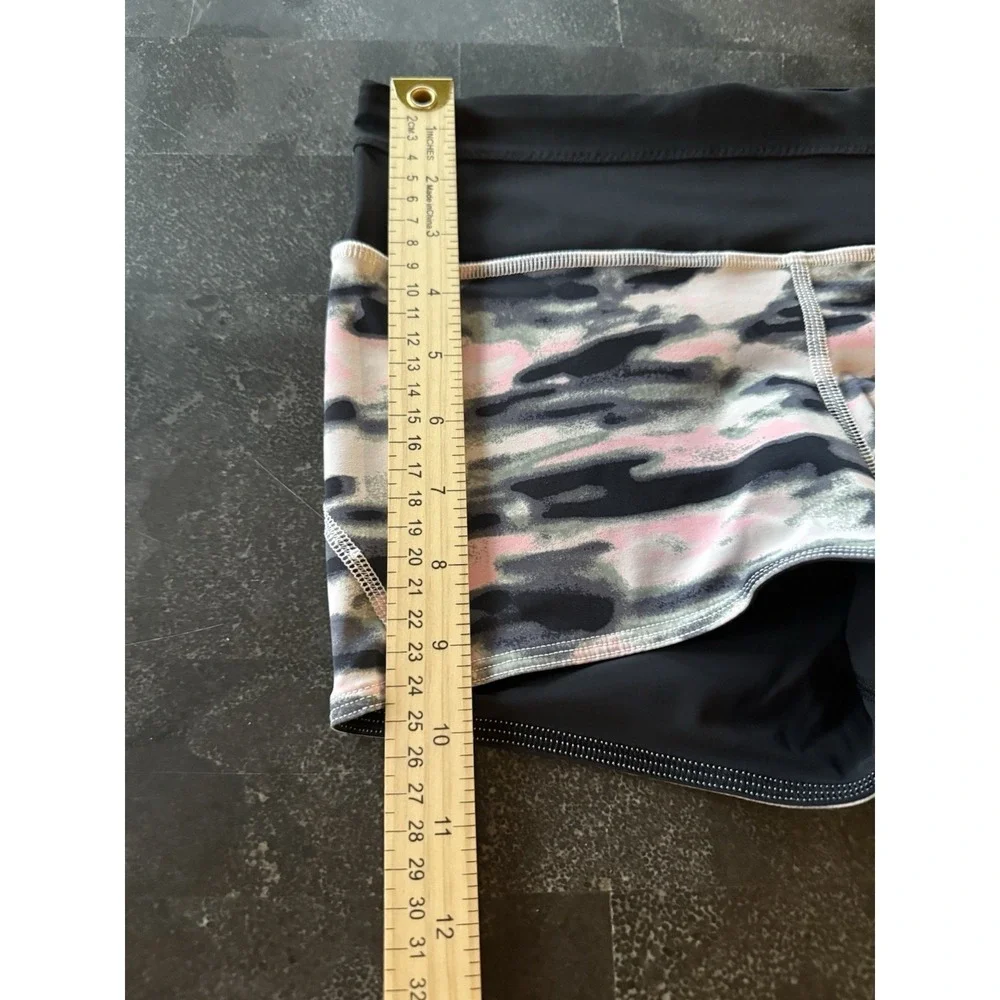 Lululemon Water‎ Bound Run Swim Shorts Size 4 Wamo Camo Reversible Pink Black